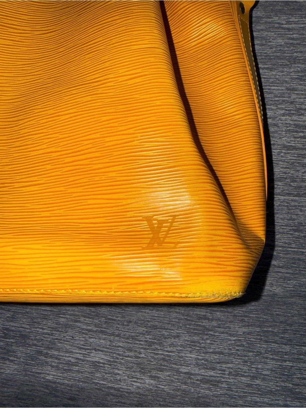 $749 LOUIS VUITTON - Picture 8 of 16